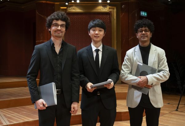 Da Direita para esquerda: Leo Albisetti, Sang-Min Ryu e Caio de Azeved. Foto: Anne-Laure Lechat.